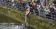 Schwimmer holten das Kreuz zurück aus der 4 Grad kalten Isar (Foto: Ingrid Grossmann)